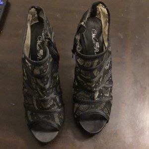 BLACK, LACE HIGH-HEELED ZIPPER BOOTIE